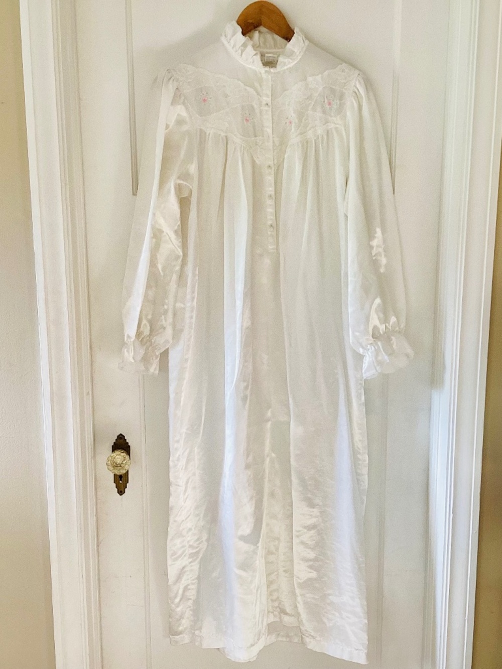 Miss Elaine vintage Sz M nightgown Ivory Long Sleeve poly satin lace bodice USA